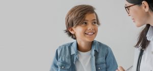 Niño sonriendo a doctora