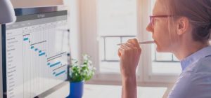 mujer concentrada atenta al computador
